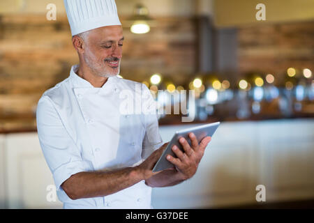 Lächelnd Chef mit digital-Tablette Stockfoto