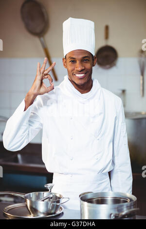 Porträt von happy Chef machen ok Sign. Stockfoto