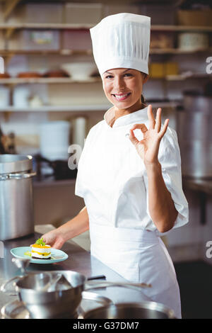 Porträt von happy Chef machen ok Sign. Stockfoto