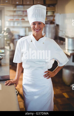 Porträt von happy Chef stehend mit Hand auf der Hüfte Stockfoto
