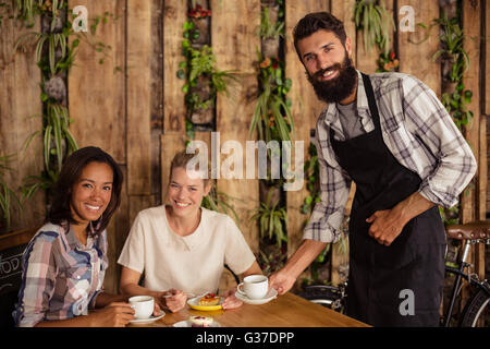 Kellner servieren Kaffee Stockfoto