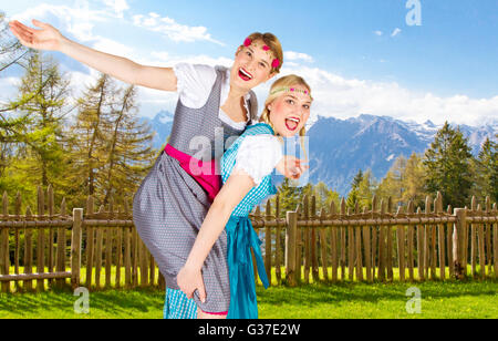 Zwei Mädchen im Dirndl mit Spaß Stockfoto