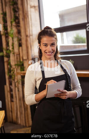 Kellnerin Einnahme Ordnung in cafeteria Stockfoto
