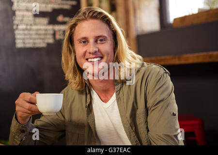 Glücklich Mann mit einer Tasse Kaffee Stockfoto
