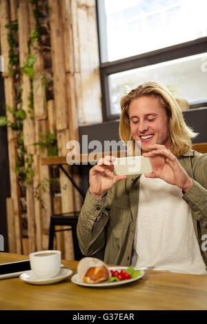 Glücklicher Mann nimmt seine Mahlzeit im Bild Stockfoto