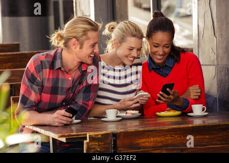 Freunde mit smartphones Stockfoto