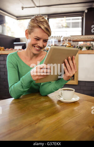 Frau mit einem Tablet lächelnd Stockfoto