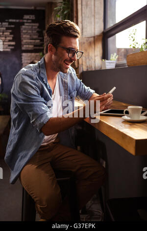 Mann mit einem smartphone Stockfoto