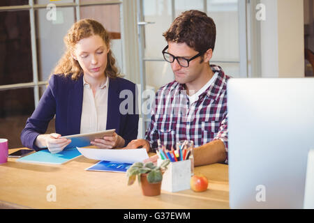 Zwei Kollegen zusammenarbeiten Stockfoto