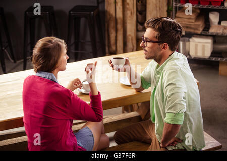 Höhenplan von zwei Freunden Kaffee trinken Stockfoto