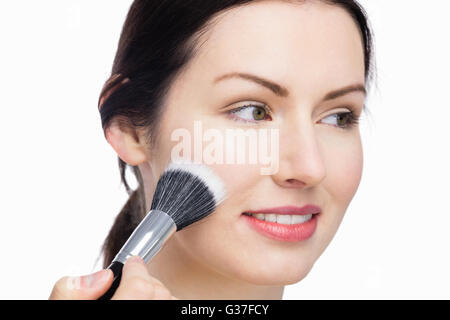 Wunderschöne Frau, die beim Schminken Stockfoto
