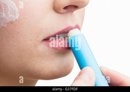 Frau Auftragen von Lippenstift Stockfoto