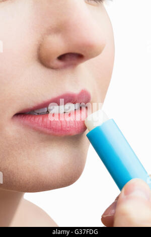 Frau Auftragen von Lippenstift Stockfoto