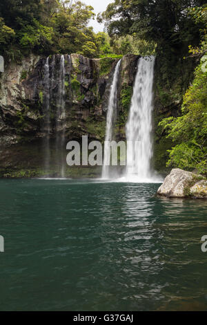 Cheonjiyeon Wasserfall auf der Insel Jeju in Südkorea. Stockfoto