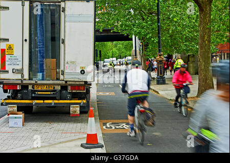Pendler mit dem Fahrrad auf einer städtischen Straße zu arbeiten Stockfoto
