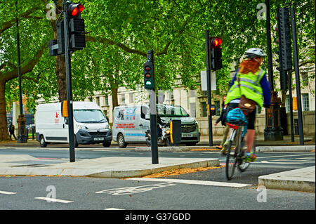 Pendler mit dem Fahrrad auf einer städtischen Straße zu arbeiten Stockfoto