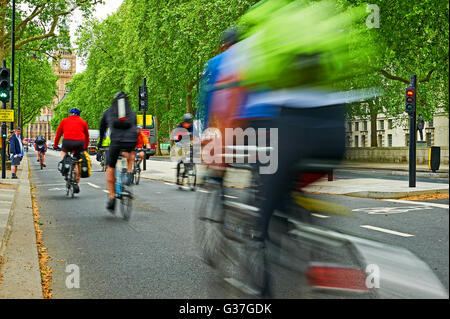 Pendler mit dem Fahrrad auf einer städtischen Straße zu arbeiten Stockfoto