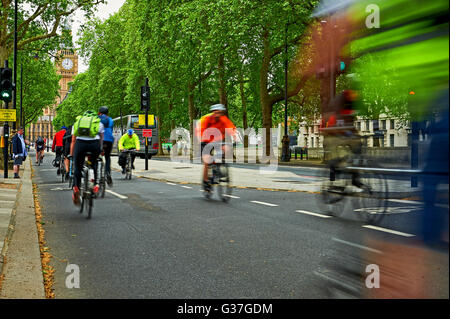 Pendler mit dem Fahrrad auf einer städtischen Straße zu arbeiten Stockfoto