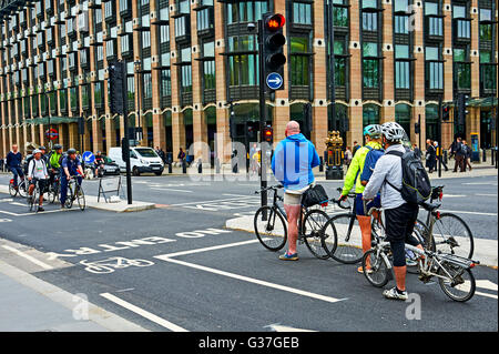 Pendler mit dem Fahrrad auf einer städtischen Straße zu arbeiten Stockfoto