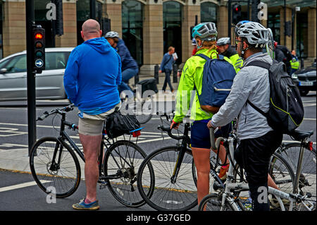 Pendler mit dem Fahrrad auf einer städtischen Straße zu arbeiten Stockfoto