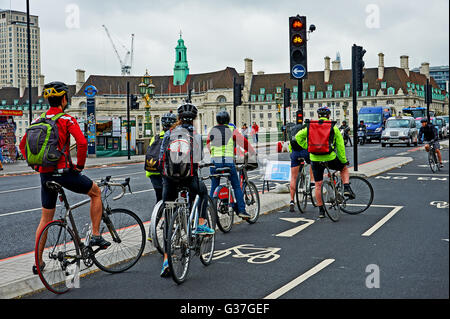 Pendler mit dem Fahrrad auf einer städtischen Straße zu arbeiten Stockfoto