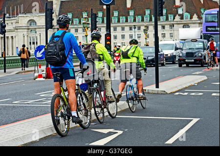 Pendler mit dem Fahrrad auf einer städtischen Straße zu arbeiten Stockfoto