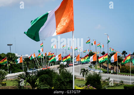 Flagge von Côte d ' Ivoire oder Côte d ' Ivoire (Vordergrund). Mix von Fahnen Côte d ' Ivoire und Ghana im Hintergrund zu sehen. Stockfoto