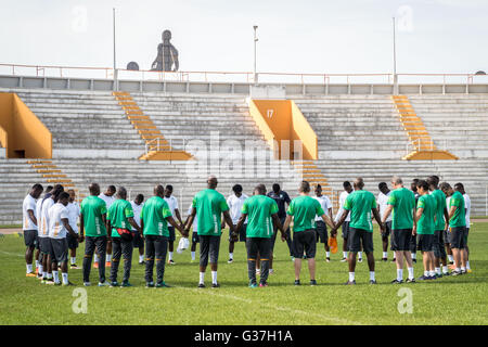 Gebete vor und nach Trainingseinheiten von Côte d ' Ivoire Fußball-Nationalmannschaft. Stade Bouaké, Côte d ' Ivoire. Stockfoto