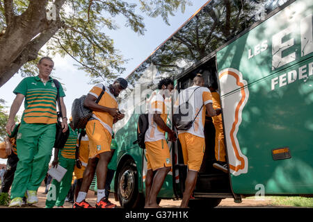 Trainer Michel Dussuyer (L) einsteigen in den Bus mit der Côte d ' Ivoire-Team ein Freundschaftsspiel gegen Gabun in Stade Bouaké spielbereit Stockfoto