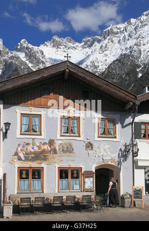 Deutschland, Bayern, Alpen, Mittenwald, Straßenszene, Berglandschaft, Stockfoto