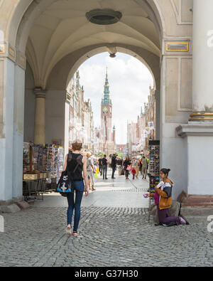Betteln in Danzig, Polen: eine junge schwangere Frau betteln von Menschen zu Fuß durch das goldene Tor, einem beliebten touristischen Ort Stockfoto