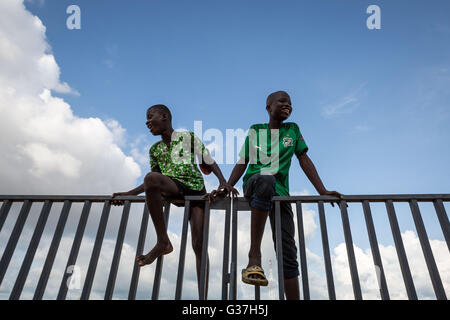 Lokalen jungen posieren für ein Foto in Bouaké, Elfenbeinküste, Westafrika Stockfoto