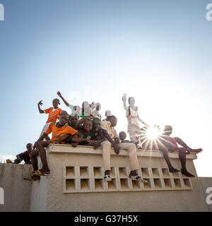 Lokalen Jungs posieren für ein Foto in Bouaké, Elfenbeinküste, Westafrika Stockfoto