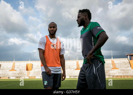 Côte d ' Ivoire Thomas Touré (L) mit Gabun Team Midfielder André Biyogo Poko (R) in Stade Bouaké während einer Übung Stockfoto