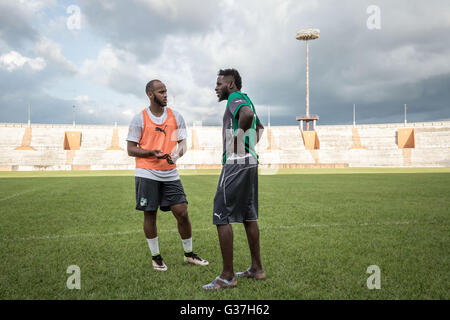 Côte d ' Ivoire Thomas Touré (L) mit Gabun Team Midfielder André Biyogo Poko (R) in Stade Bouaké während einer Übung Stockfoto