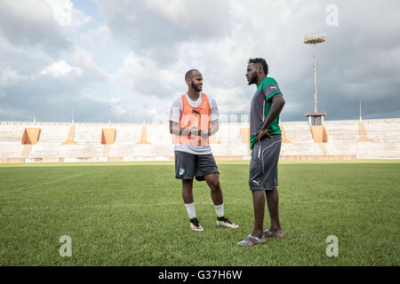 Côte d ' Ivoire Thomas Touré (L) mit Gabun Team Midfielder André Biyogo Poko (R) in Stade Bouaké während einer Übung Stockfoto