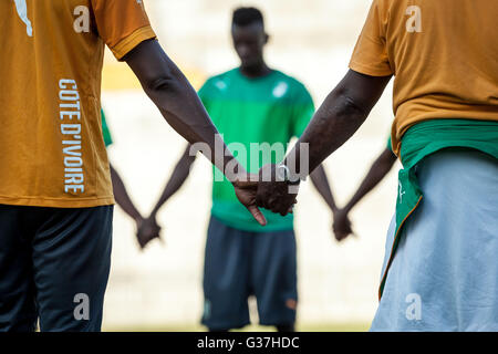 Gebete vor und nach Trainingseinheiten von Côte d ' Ivoire Fußball-Nationalmannschaft. Stade Bouaké, Côte d ' Ivoire. Stockfoto