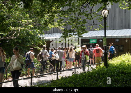 Freikarte Zeilen am Delacorte Theater im Central Park, New York Stockfoto