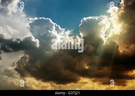 Gewitterstimmung Natur Foto. Stürmische Wolkengebilde. Stockfoto
