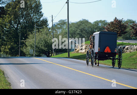 Amish Buggy unterwegs auf der Autobahn, Lancaster County, Pennsylvania, Vereinigte Staaten von Amerika Stockfoto