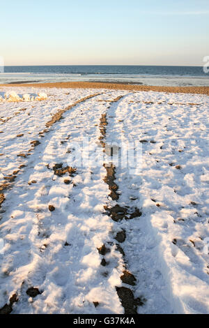 Reifenspuren im Schnee in Hampton Beach State Park, New Hampshire Stockfoto