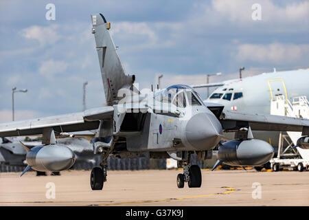 Royal Air Force (RAF) Panavia Tornado GR4 ZA606 der XV (Reserve) Geschwader an RAF Lossiemouth. Stockfoto