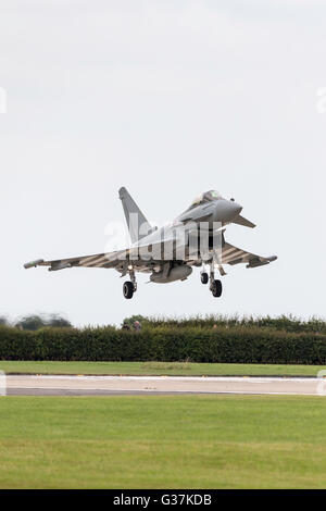 Royal Air Force Eurofighter EF 2000 Typhoon FGR4 ZK308 von 29 Geschwader an RAF Coningsby bei der RAF Waddington Airshow. Stockfoto