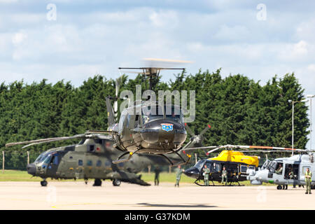 Bell UH - 1H Iroquois Hubschrauber aus dem Huey Display-Team bei der RAF Waddington Airshow Stockfoto