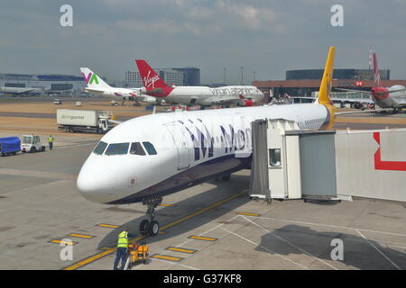 Monarch Airbus A321-231 G-ZBAK am Gate am Flughafen von Funchal, Madeira, Portugal Stockfoto