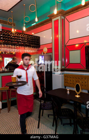 Die Retro-rot angehauchte Einrichtung und Uniformen der Kellner an Loop Bar in der Meerenge Straße in Valletta. Stockfoto