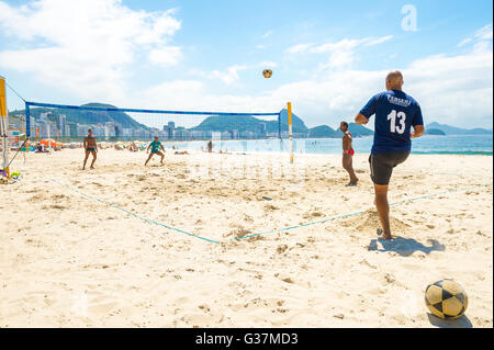 RIO DE JANEIRO - 15. März 2016: Brasilianische Männer spielen Futevôlei (Footvolley, Kombination aus Fußball und Volleyball) an der Copacabana. Stockfoto