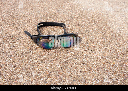 Brille zum Schwimmen auf einer Zement-Boden mit kleinen Stein in der Nähe von Schwimmbad. Stockfoto