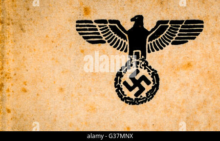 die Nazi-Emblem mit den römischen Adler und Hakenkreuz in schwarz auf dem alten Papier gedruckt Stockfoto