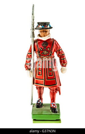 Beefeater Statuette (Yeomen Warders of Fortress Tower of London) im Tudor Zustand Kleid über einem weißen Hintergrund isoliert Stockfoto